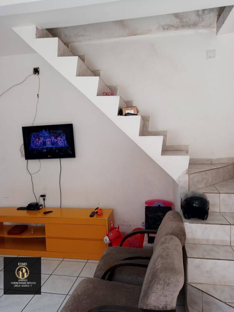 Casa à venda com 2 quartos, 70m² - Foto 1